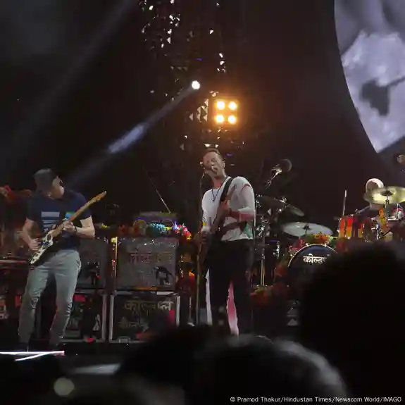 Coldplay’s India concerts expose black market for tickets DW