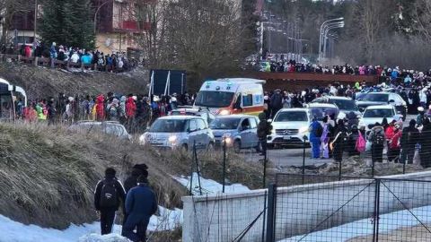 Chaos as Italian ski resort overrun by TikTok tourists | CNN”
