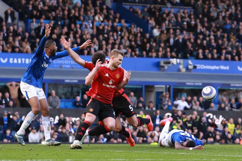 Manchester United Stages Comeback to Draw at Everton