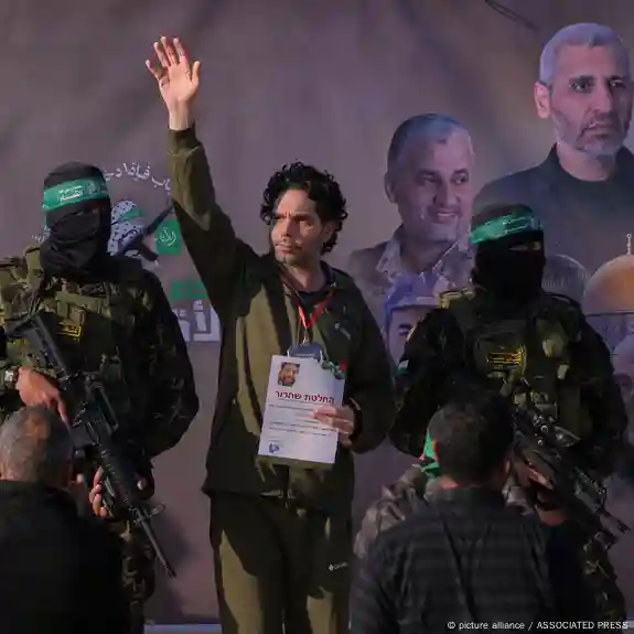 Middle East: 3 Israeli hostages released by Hamas
