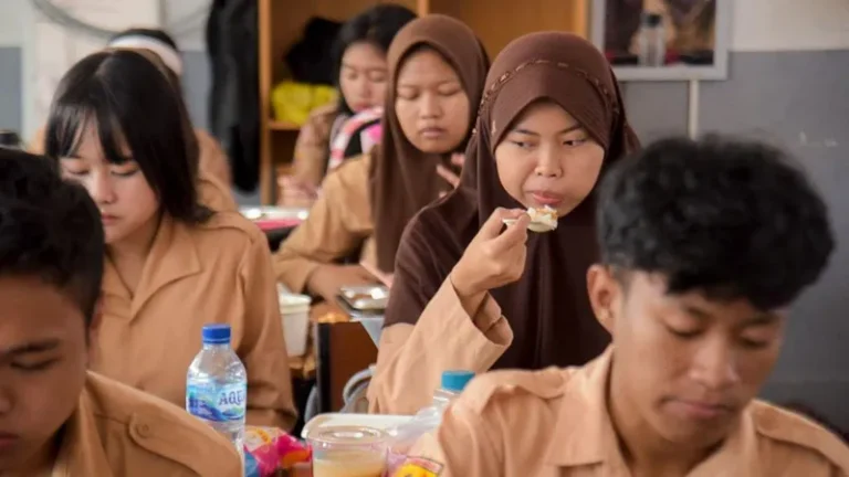 Food poisonings cast shadow over Indonesia’s free school meals” Food poisonings cast shadow over Indonesia’s free school meals”