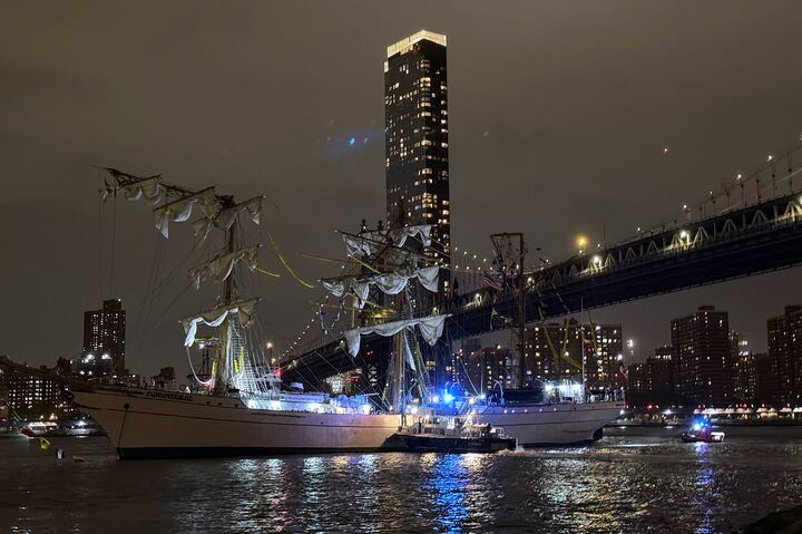 Mexican Navy ship crashes into New York City’s Brooklyn Bridge”