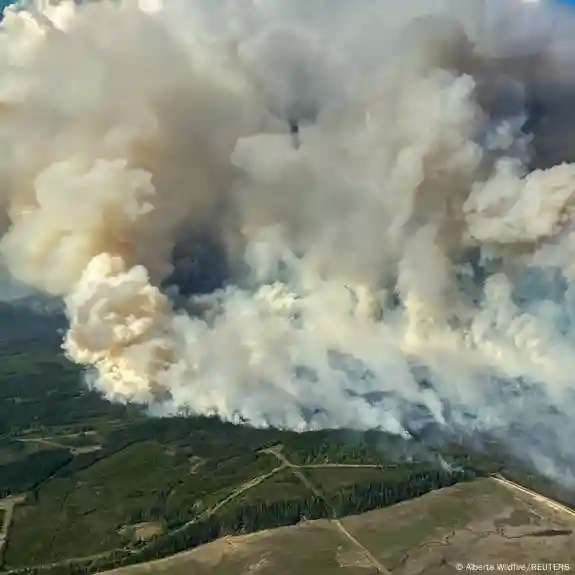 Canada: Thousands evacuate Manitoba as wildfires rage