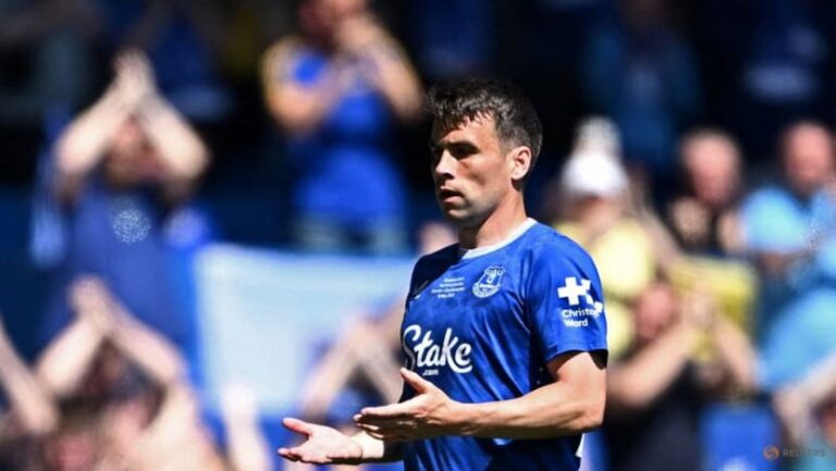 Everton captain Coleman signs one-year contact extension