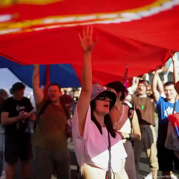 Serbia: Protesters demand early vote with ultimatum to Vucic