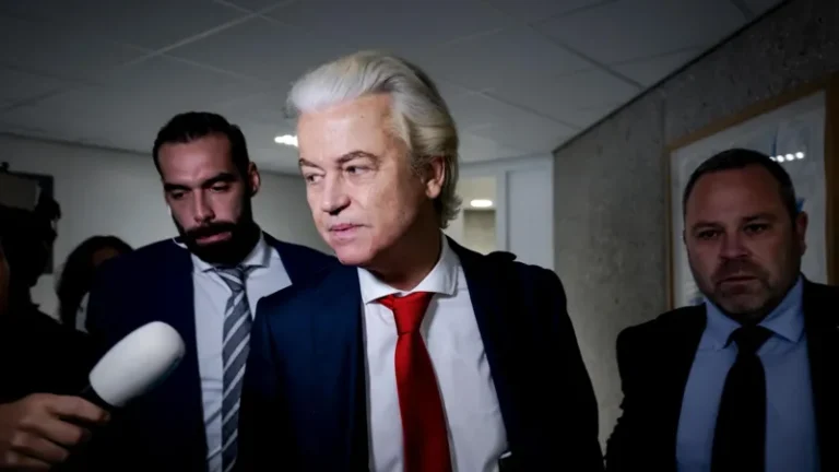 Dutch government collapses after far-right leader quits coalition.The Dutch government has collapsed after Geert Wilders withdrew his far-right party from the governing coalition, less than a year after it was formed.