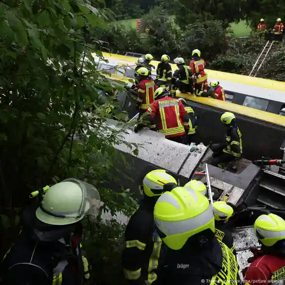 Germany: Train derails, killing at least 3 people