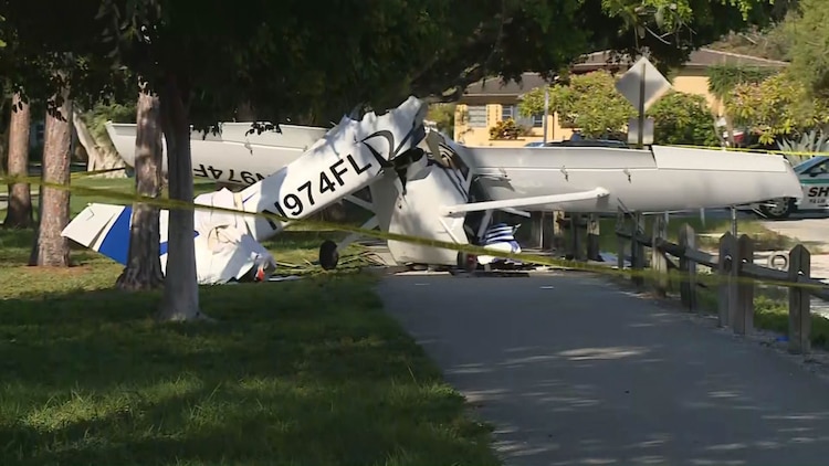 7 injured after small plane crashes into car in Florida