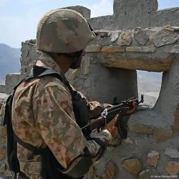 Pakistan: More than 20 killed during raid in border region –