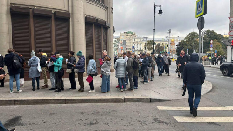 Hundreds Line Up Outside Putin’s Office in Largest Opposition-Linked Action Since 2024 – The Moscow Times