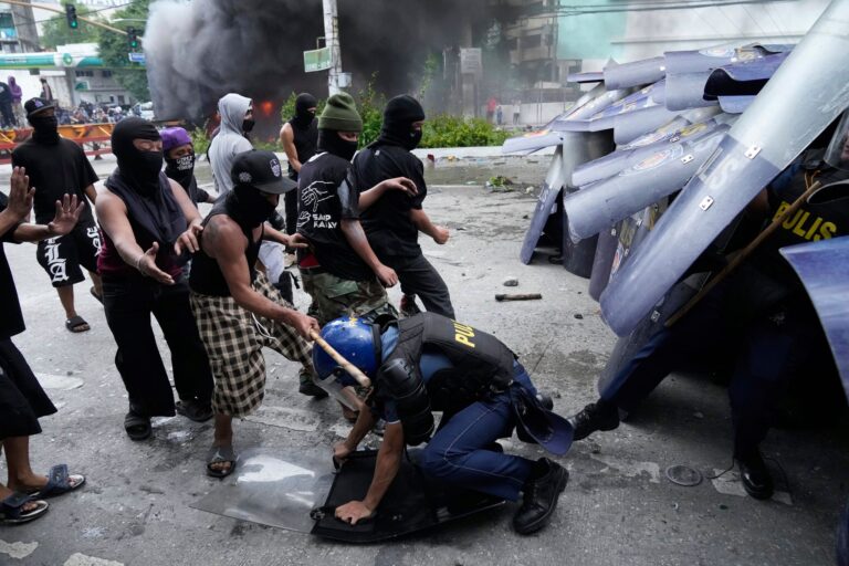 Clashes with police near Philippine presidential palace